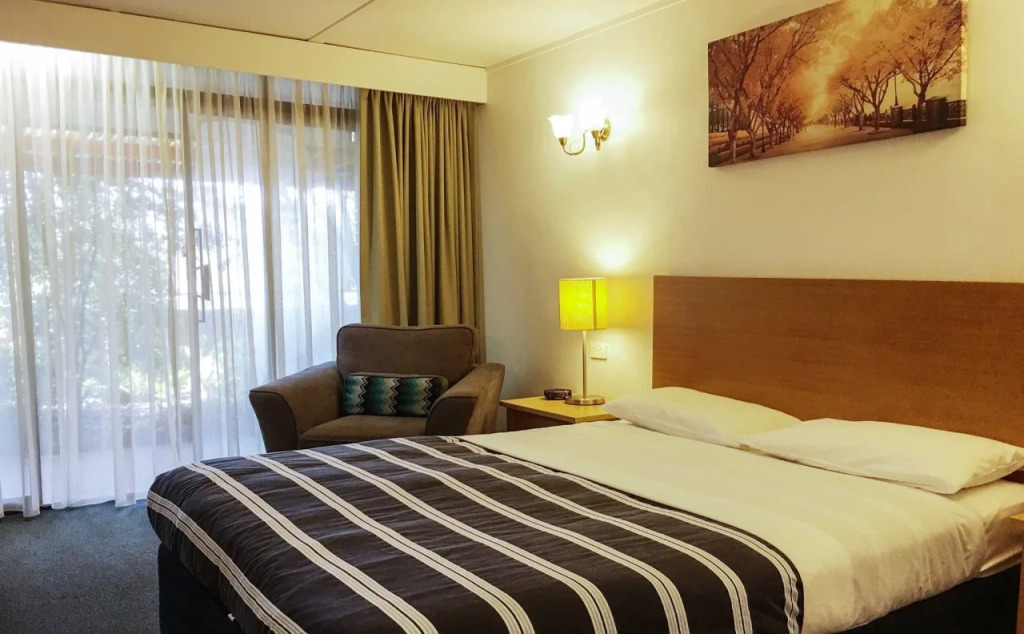 Statesman Motor Inn