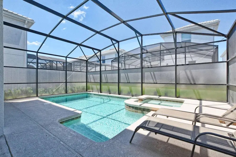 Spacious 6 Bed Home With Pool in Prime Storey Lake