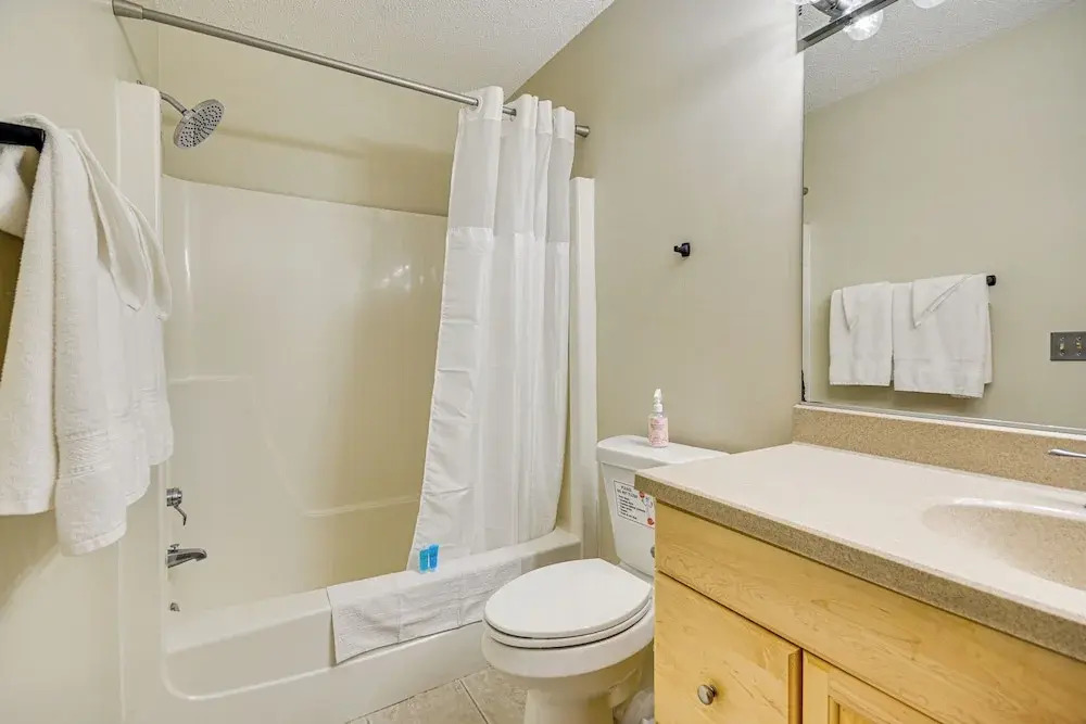 2 Mi to High Point University: Townhome w/ Patio