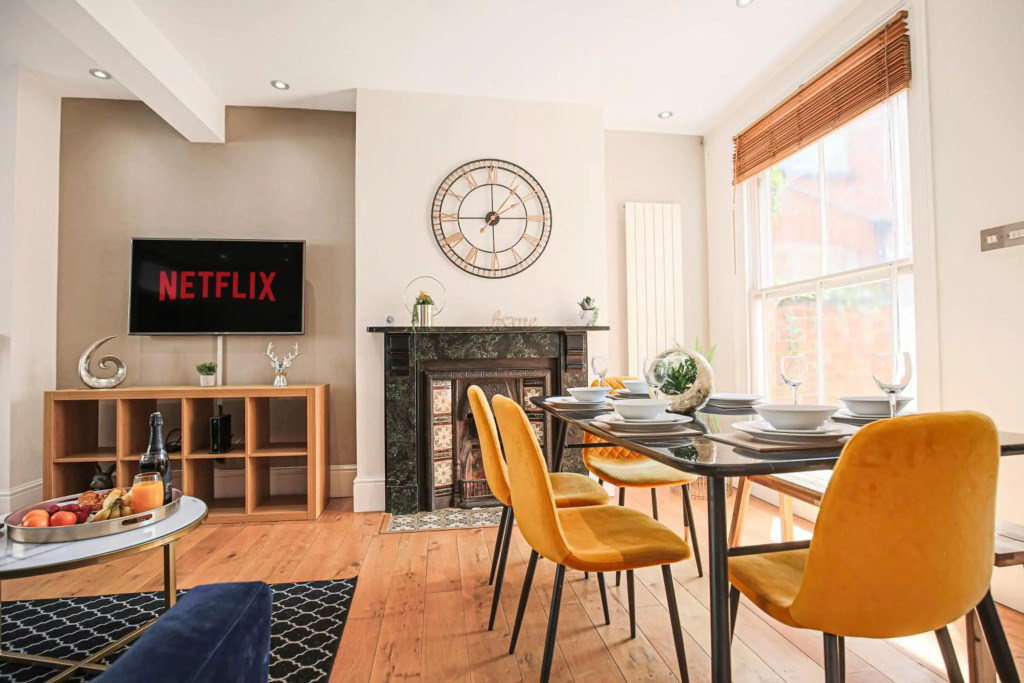 Central House with Pool Table, Smart TV and Free Parking by Yoko Property