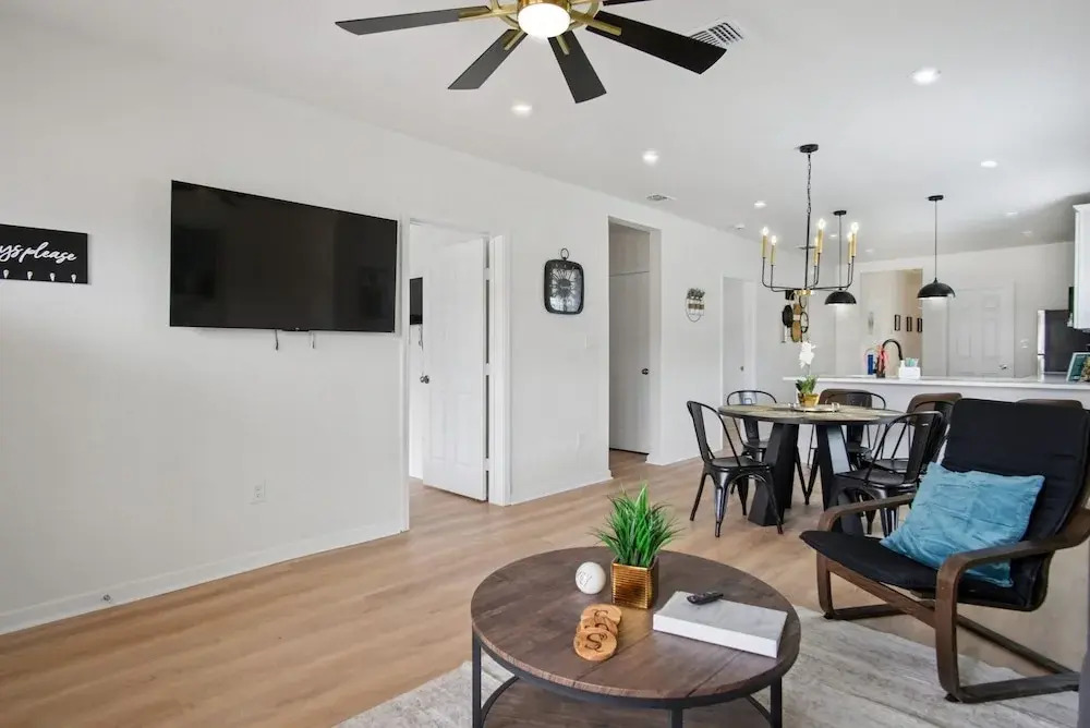 Minutes to Downtown Spacious 4BR 3BA Historic Gem