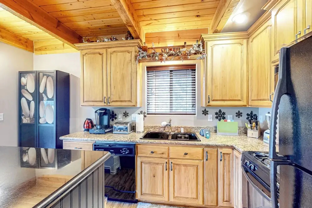 3BR w/ Views, Ping-pong, Deck, & Fireplaces