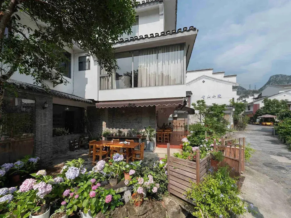 Castle peak yard Inn Free railway st ation pick-up by 2 nights