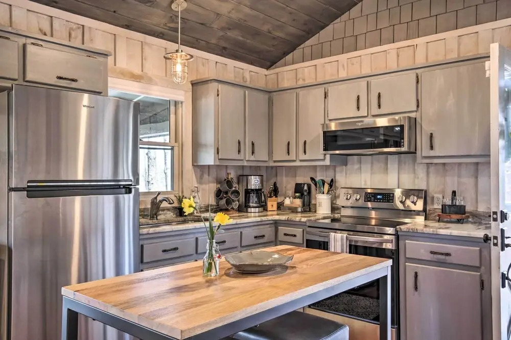 Serene Cabin Getaway w/ 2 Decks + Mountain Views!