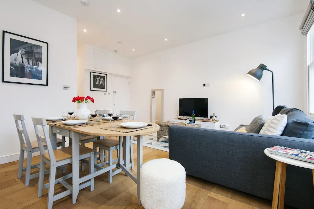 The Lillie Road Residence
