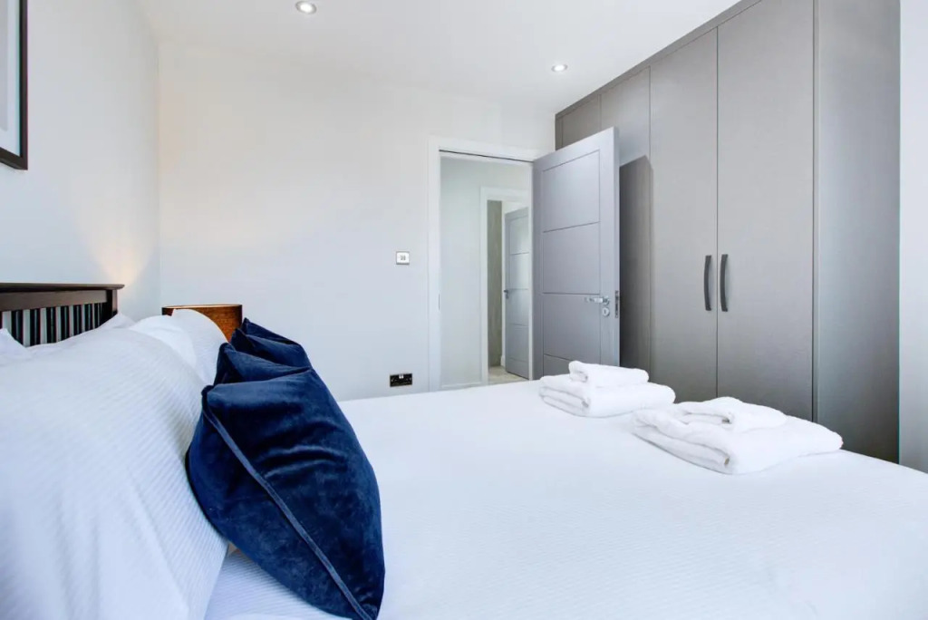 Hybrid Resi - Uxbridge, On-site CAR or VAN parking, near London Heathrow Airport
