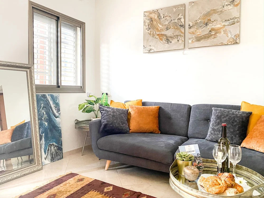 Modern Downtown 3BR by Ahlan Hospitality