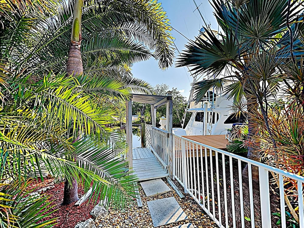Canal-front Dream W/ Private Pool, Spa & Dock 3 Bedroom Home