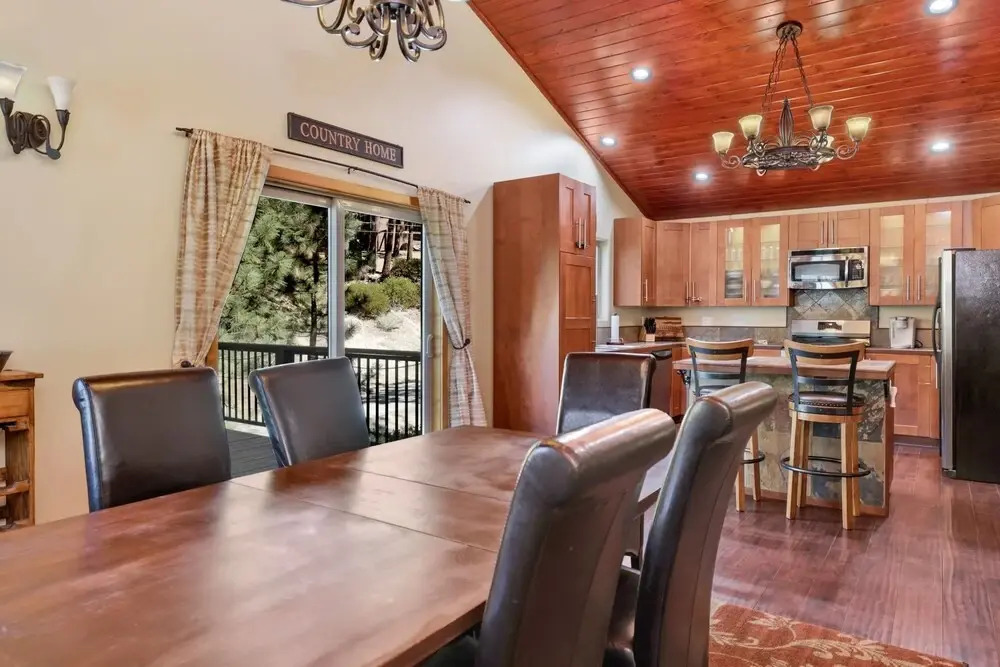 2056-top Notch Lodge 3 Bedroom Home by RedAwning