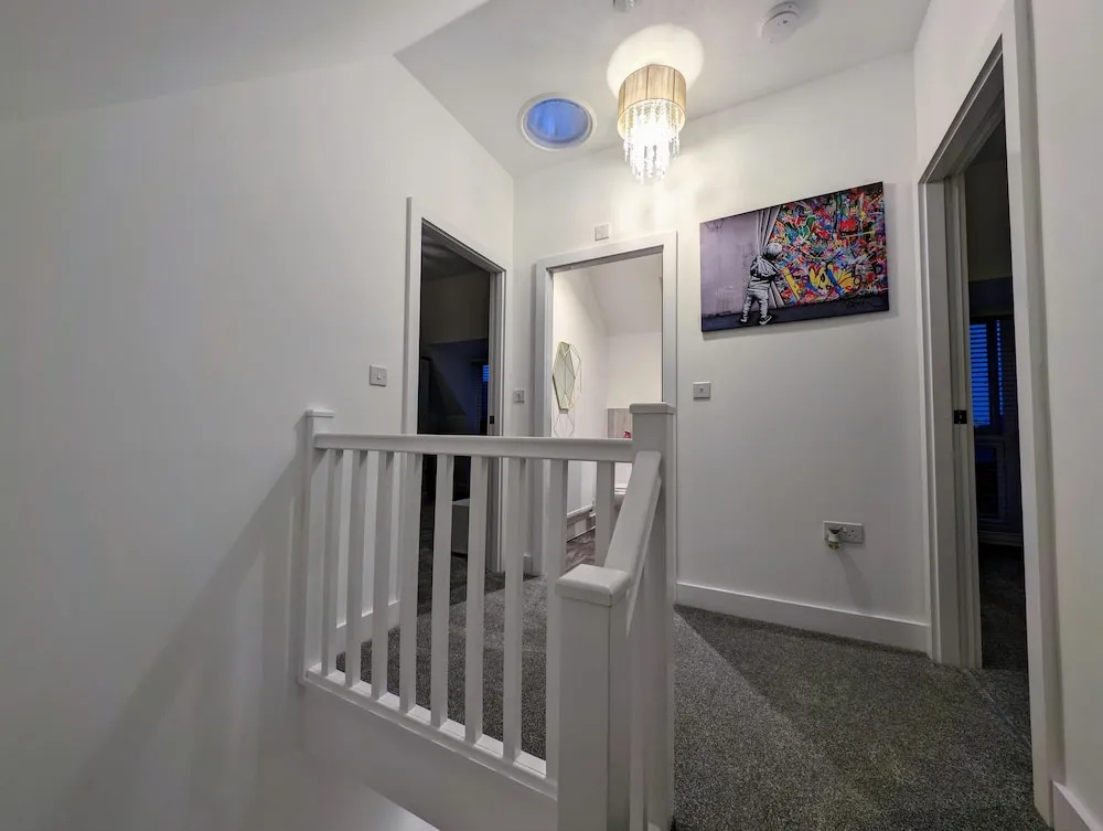 Modern 4 bed House in Newport, Home Away From Home