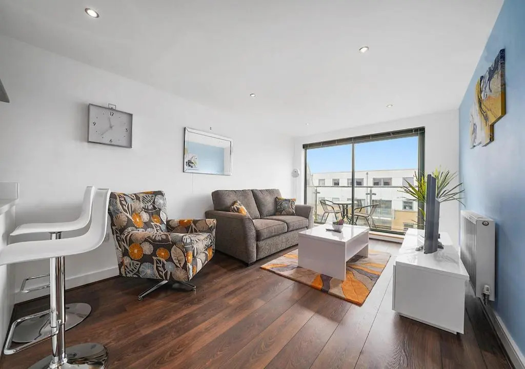 Stevenage's No1 Town Centre Apartment, Upto 5 People, With Free Car Park - Book Today