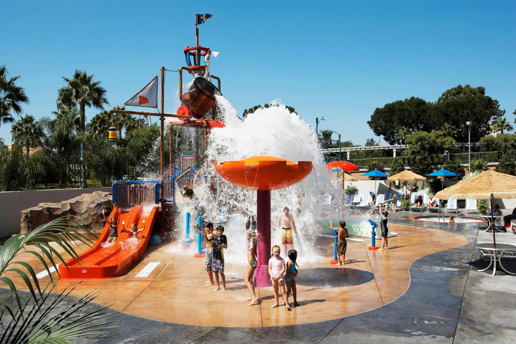 Howard Johnson by Wyndham Anaheim Hotel and Water Playground