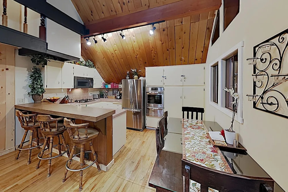 Family-Friendly Cabin W/ Private Hot Tub Home