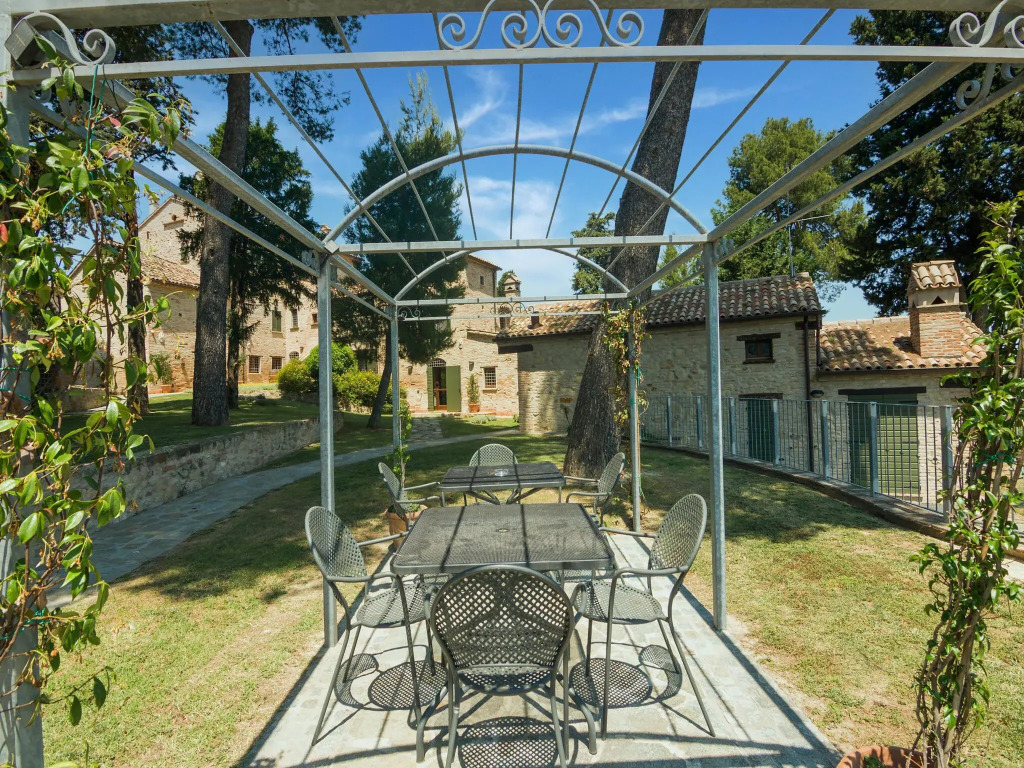 Heritage Holiday Home in Mombaroccio with Garden