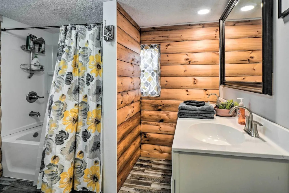 Pigeon Forge Cabin w/ Private Hot Tub & Gas Grill