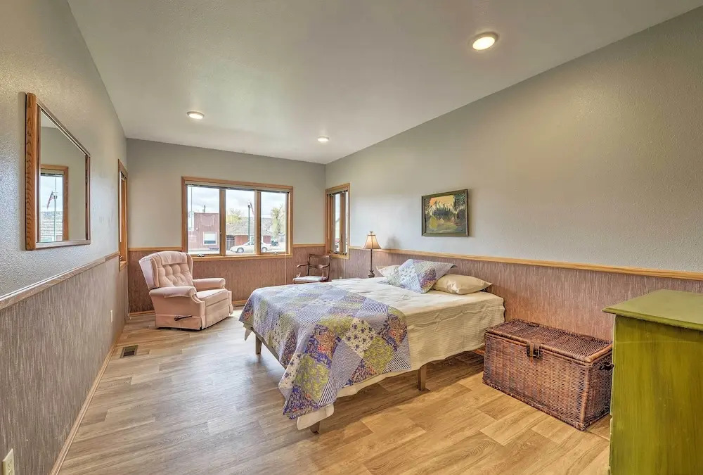Large Ten Sleep Home on Main St, 10 Mins to Canyon