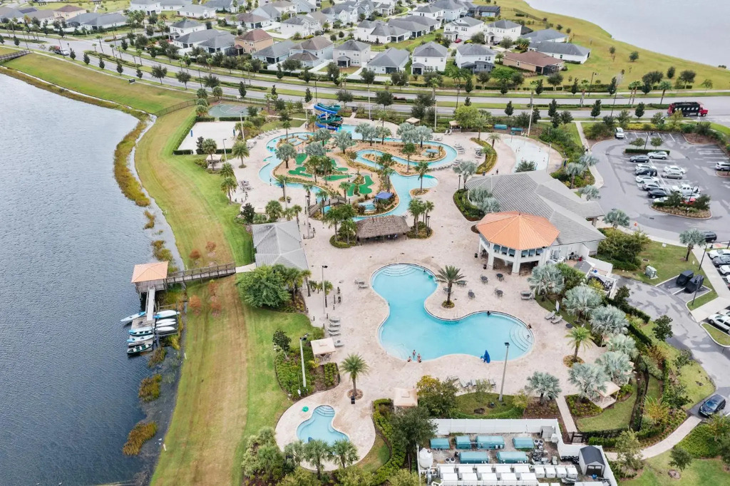 Storey Lake -6 Bedrooms Luxury home w-pool & spa