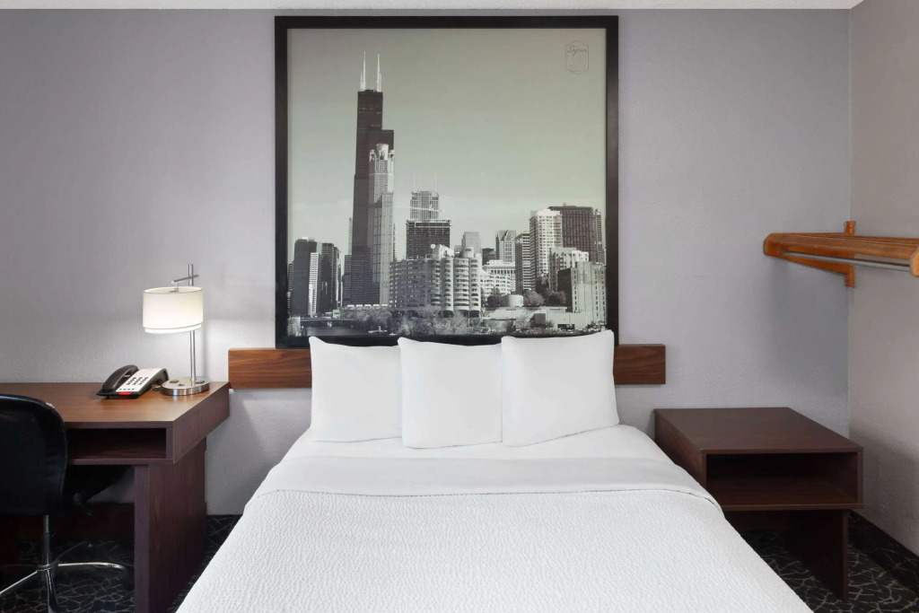Super 8 by Wyndham Romeoville Bolingbrook