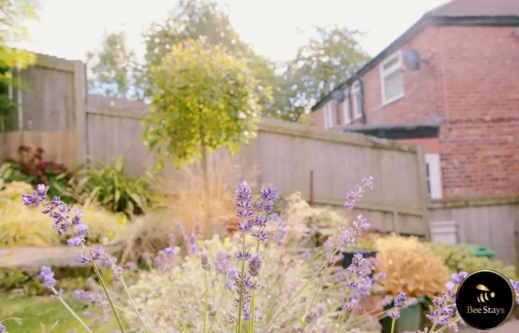 Caldecott House - Close to M60 and M62