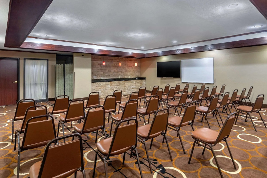 Quality Suites Addison-Dallas