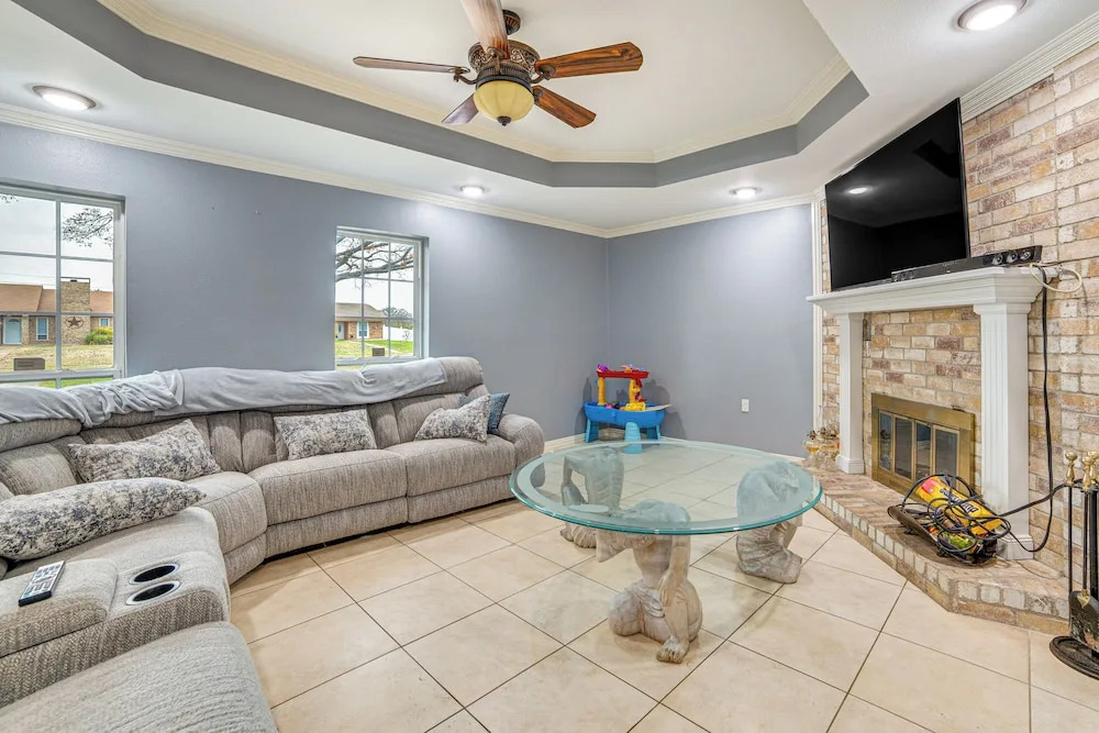 Dallas Area Home w/ Hot Tub, Families Welcome!