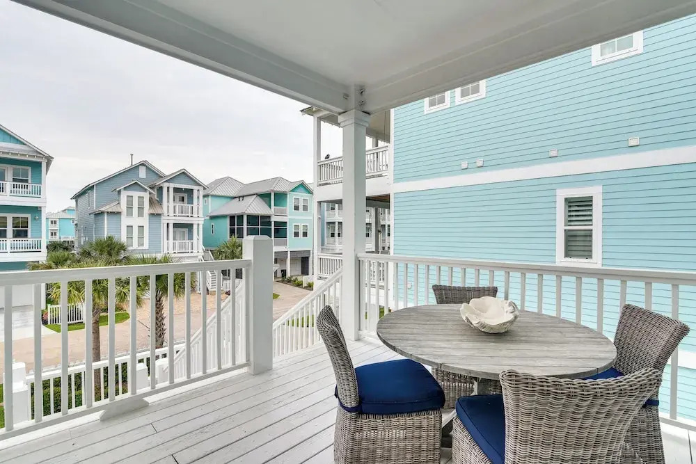 Walk to Ocean! Group Beach House in Galveston