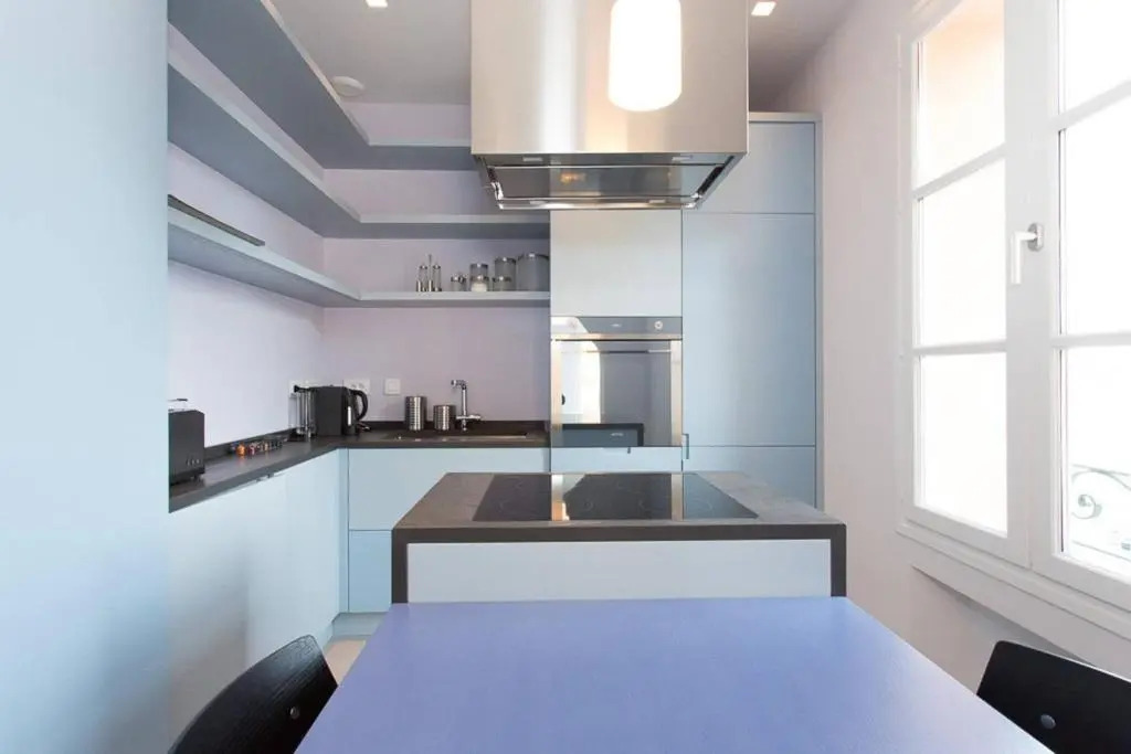 Pure & Chic 2beds/2baths in Centre!