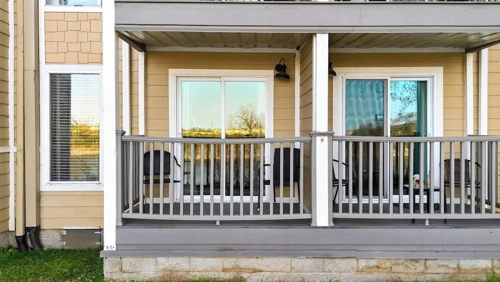Riverfront Rhythm by Avantstay Shared Pool + Balcony + River Views Walk to Broadway + Germantown