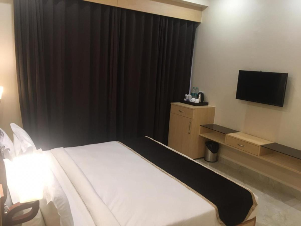 Hotel Aarunya Royale