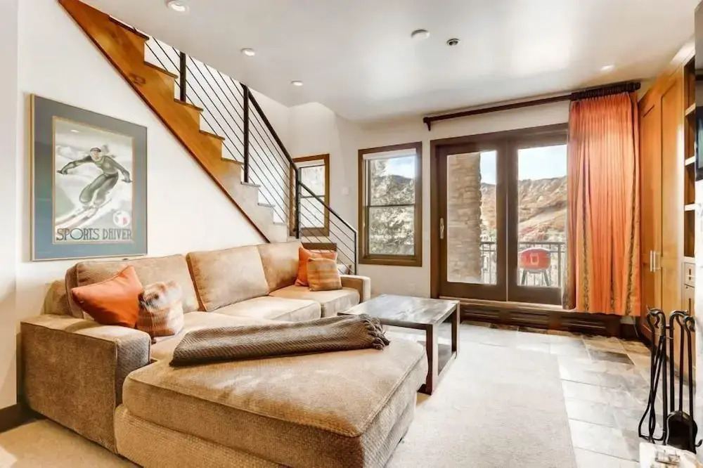 Ski In, Ski Out, 2 Bedroom Luxury Residence With Hot Tub Access And Expansive Views