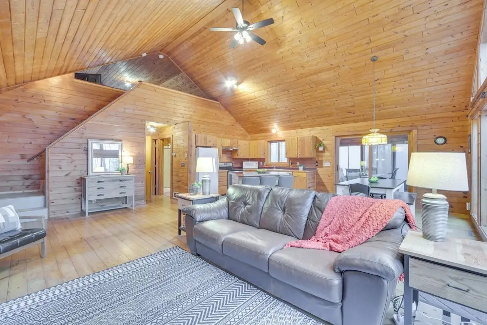 Cozy Wisconsin Cabin w/ Deck, Kayaks & Lake Views!