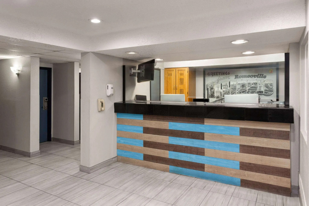 Super 8 by Wyndham Romeoville Bolingbrook