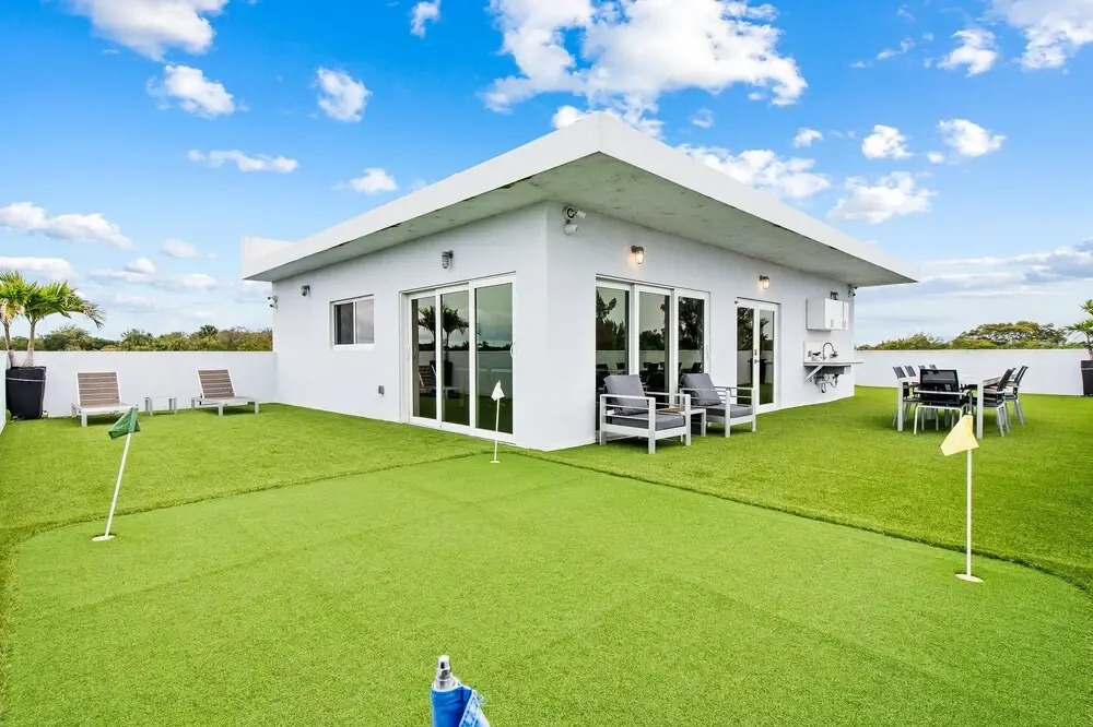 Apt W/patio, Balcony & Mini-golf