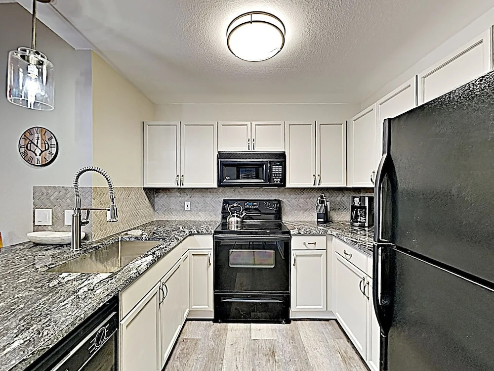 New Listing! Mountain-view : Pool & Hot Tub 2 Bedroom Condo