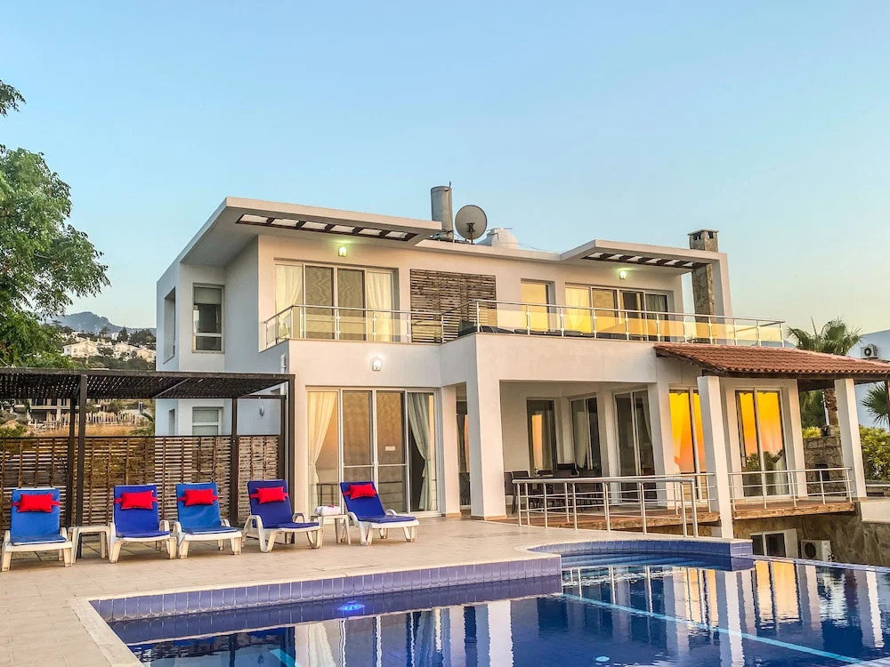 Ocean View Family Villa, Sleeps 2-10, Private Pool, Wifi, Internet Tv & Acs