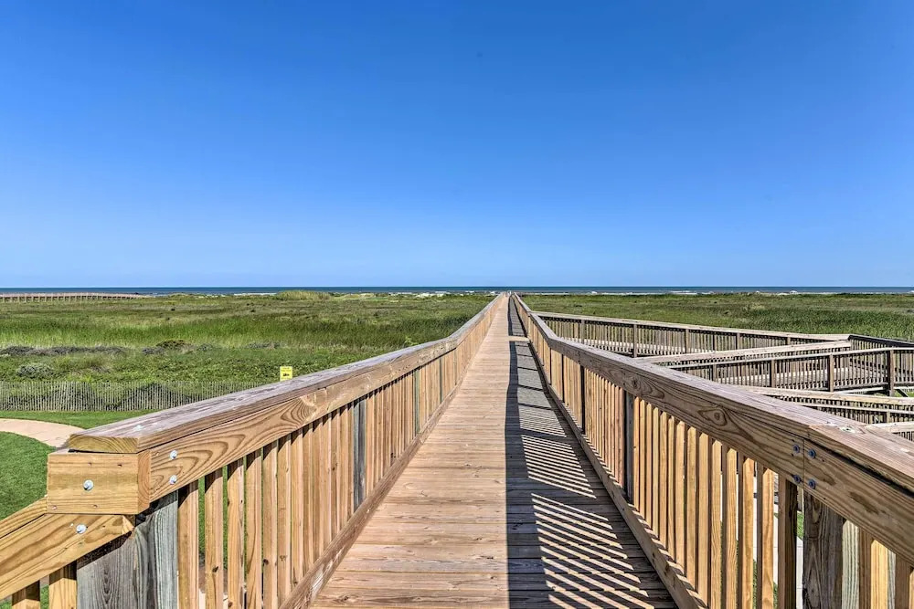 Bay Views! Family-friendly Galveston Resort House
