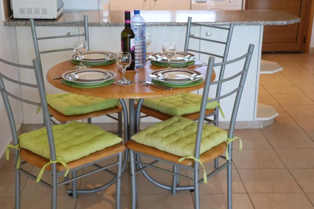 Sunset apartment with pool & 10 mins to Venus beach