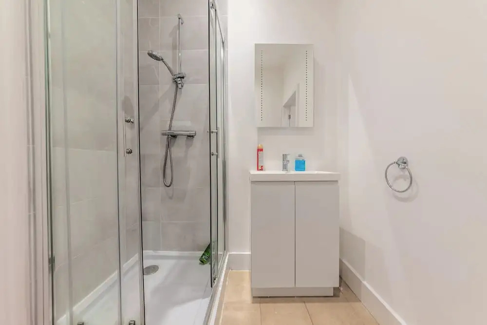 Central - Sleeps 2 - Near Transport - Parking