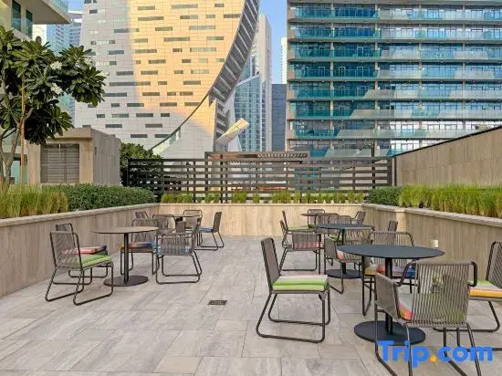 bnbme | Luxurious Canal View Apt w/ Pool & Gym