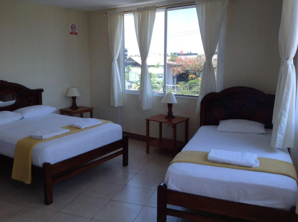 Gloria - Galápagos Inn