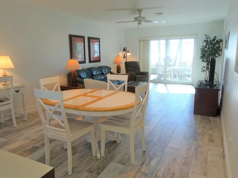 24 Aloha Kai 2 Bedrooms 1 Bathroom Apts