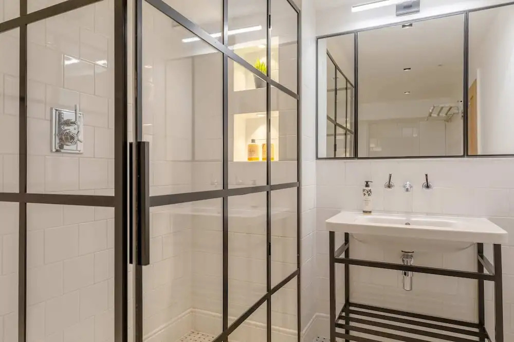 Sleek & Stylish 2BD Flat - Warren Street