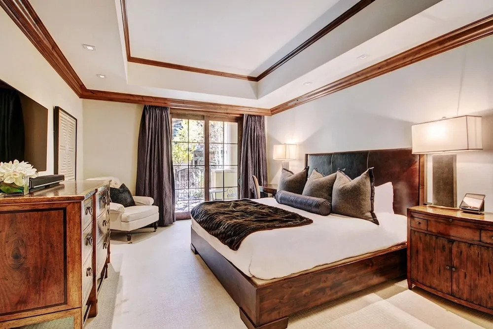 Luxe 2BR+Den Ritz-Carlton Residence Quiet Location by RedAwning