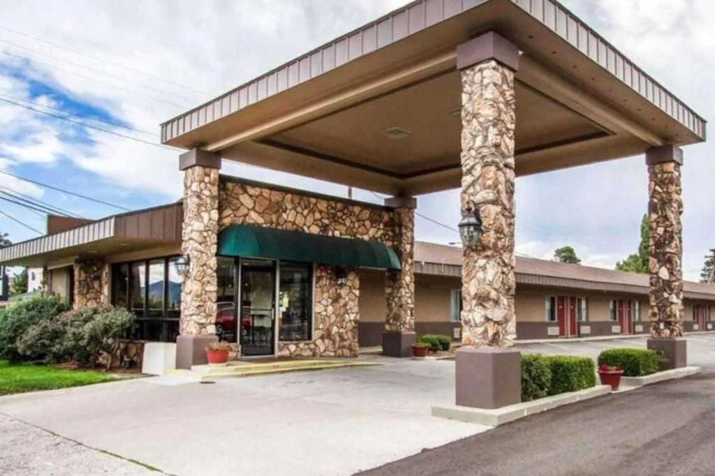 Econo Lodge University