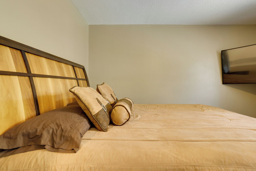 Near Airport & Interstate: Houston Area Townhome