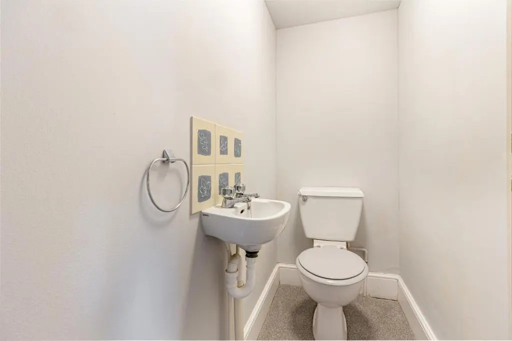 Modern 2 Bedroom Apartment with Free Parking!