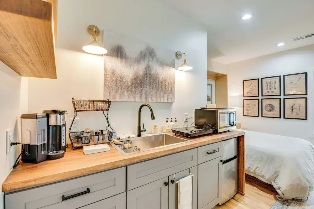 Couples Getaway Near Dtwn ATL & Mercedes-benz!