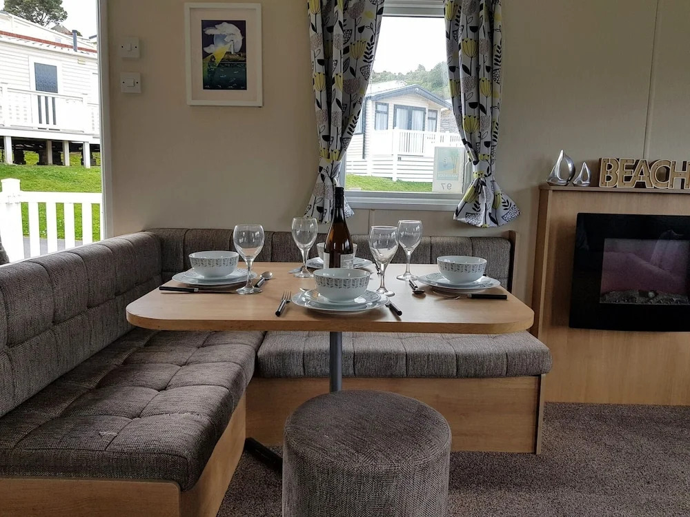 Pool-garden-2br-parking-wifi-sleeps6