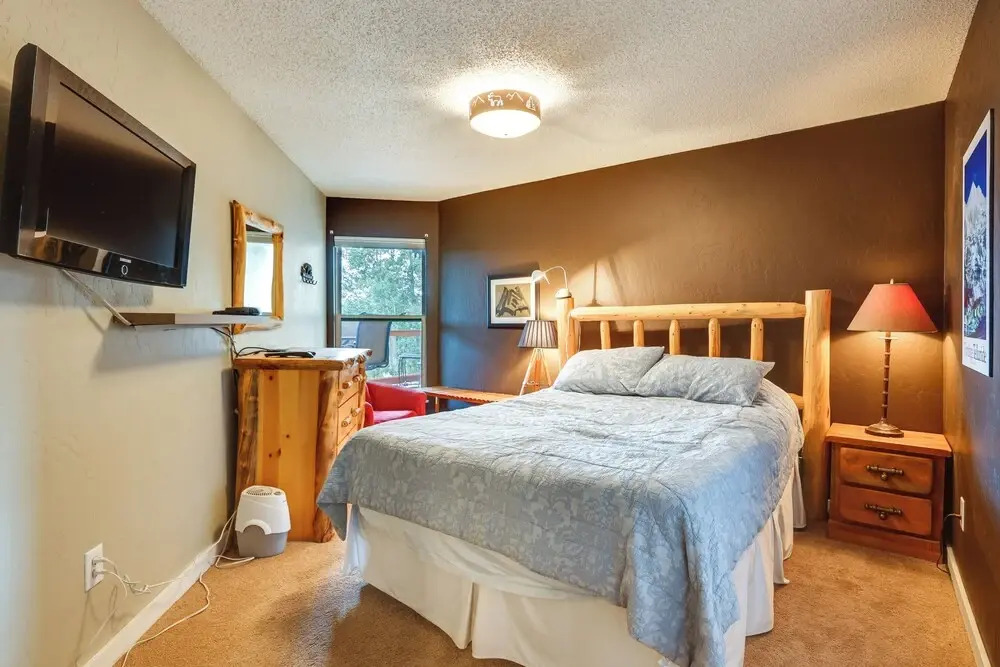 Silverthorne Condo w/ Lake Views: 10 Mi to Skiing!
