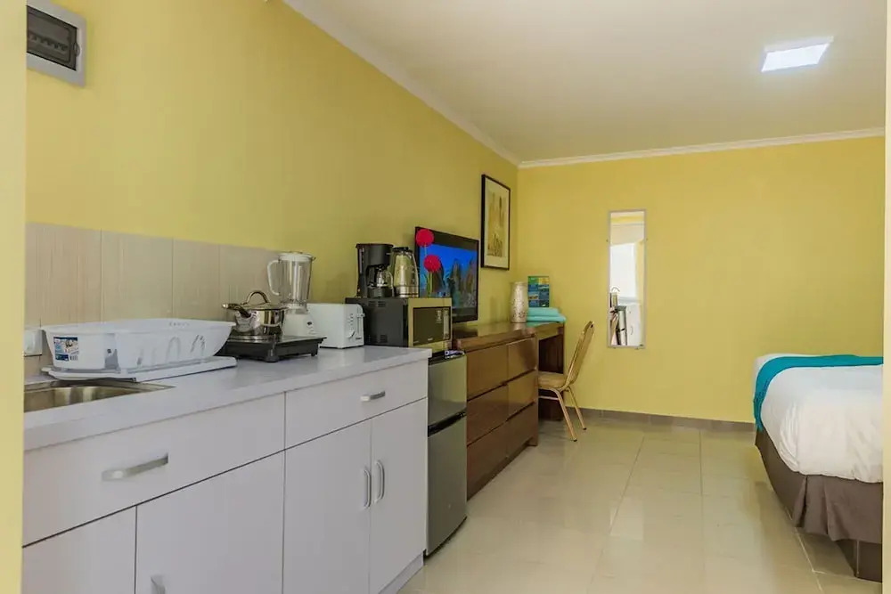 King Size Bed Studio w Pool Close to Beaches
